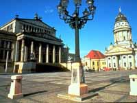 Academy_Square_-_State_Theatre_and_French_Cathedral_Berlin.jpg